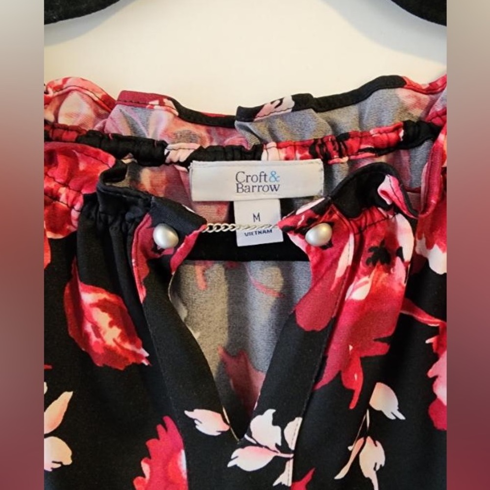 🌺 Croft and Barrow black floral top Medium